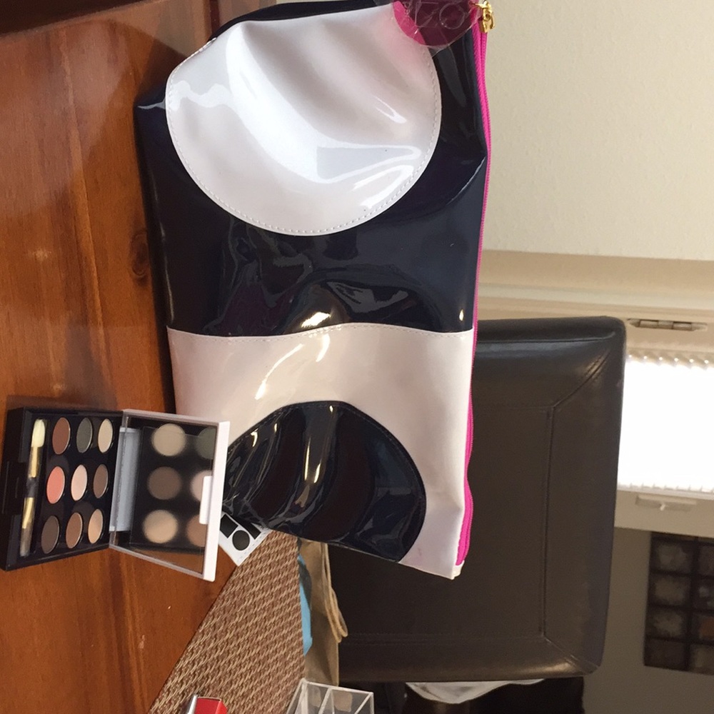 ESTEE LAUDER bag and eyeshadow